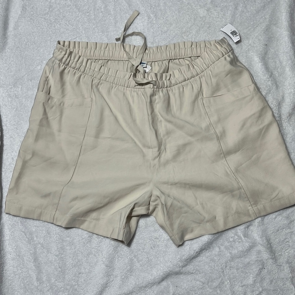 NWT Old Navy cream shorts